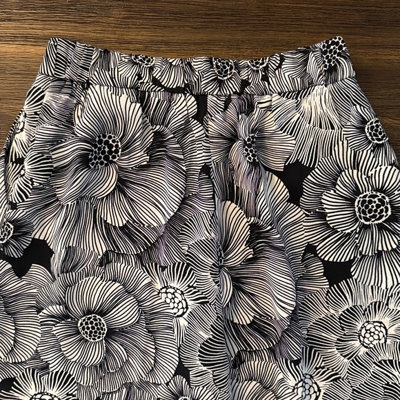 Express Stylist Super High Waisted Satin Pleated Wide Leg Floral Pant 6 Regular - Picture 11 of 15
